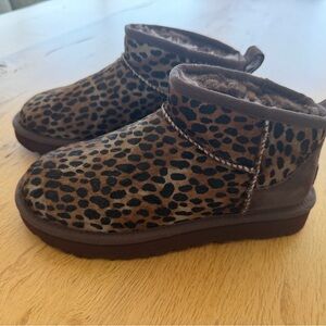 Ugg Mini Caspian -size 5 Leopard Print